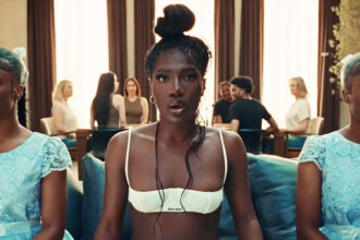 Le sorelle gemelle di Doecchi appaiono nel suo video musicale "ansia" - Guarda ora!