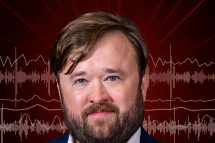 Haley Joel Osment ha rivelato i piani di viaggio mammut sul podcast, cercando di dare spazio alle sorelle