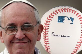 Papa Francesco ha autografato il baseball potrebbe recuperare $ 15k all'asta dopo la morte