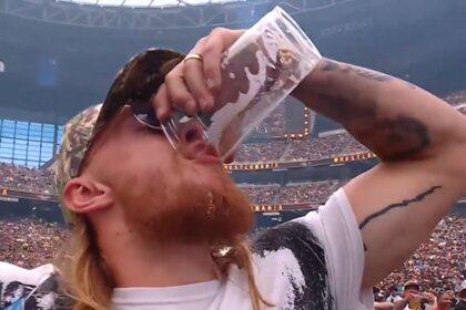 George Kittle Chugs Full Beer a WrestleMania, Jelly Roll e Lil Yachty in folla