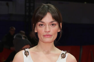 Il primo cast di Emma Mackey in "Chronicles of Narnia" di Greta Gerwig, suonerà White Witch