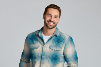 Hallmark Channel assume il vincitore di "Mr. Christmas" Ezra Moreland per un altro film!