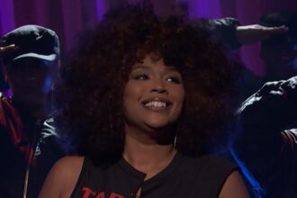 Lizzo lancia ombra a Donald Trump durante la performance "SNL"