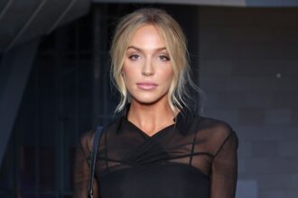 Celebrities Ditch Coachella per il paese