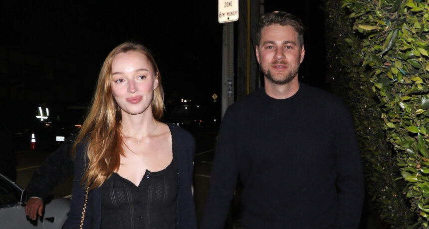 Phoebe Dynevor e il fidanzato Cameron Fuller si tengono per mano su un appuntamento notturno