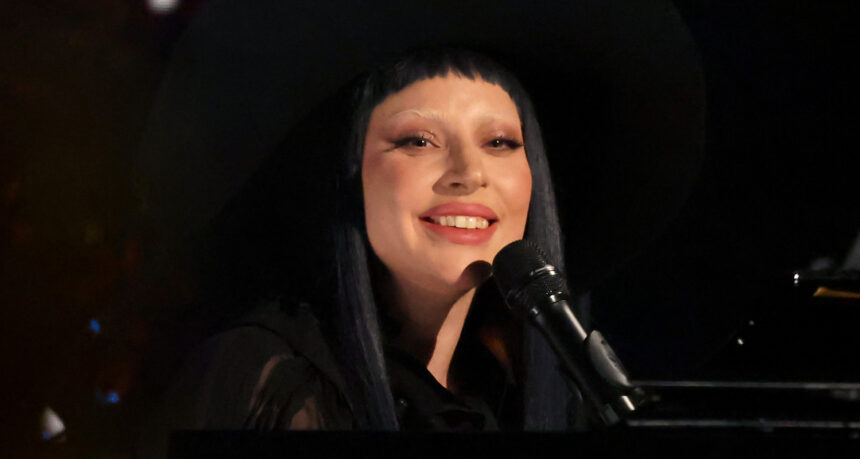 Scherzi di Lady Gaga sul malfunzionamento del microfono durante le prestazioni di Coachella 2025 Weekend 2