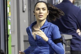 Gal Gadot gestisce le strade di Londra in tuta durante le riprese di "The Runner"