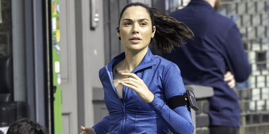 Gal Gadot gestisce le strade di Londra in tuta durante le riprese di "The Runner"
