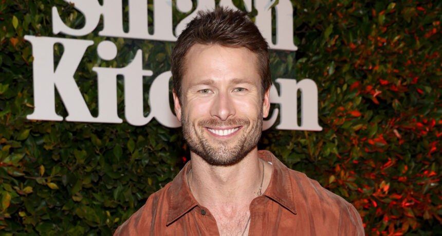 Glen Powell lancia un nuovo marchio alimentare Smash Kitchen con evento stellato a Los Angeles