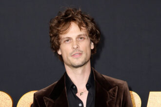 La CBS ritarda il nuovo spettacolo di Matthew Gray Gubler "Einstein" fino alla stagione 2026-27, motivo per cui è stato rivelato