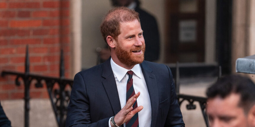 Il principe Harry si precipitò fuori dall'aula di tribunale tra l'esplosione della donna