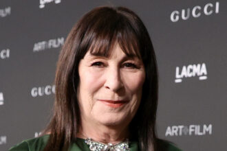 Anjelica Huston rivela la battaglia privata del cancro, è privo di cancro