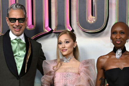 Jeff Goldblum debutta il nuovo album "Still Blooming" con le caratteristiche di "Wicked" Co-Stars Ariana Grande e Cynthia Erivo