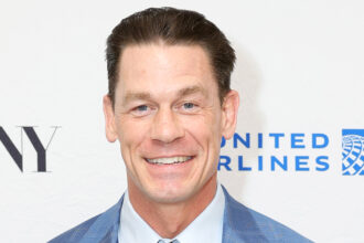 John Cena dice che il "bullismo" dai fan "lo ha spinto" a ottenere un trapianto di capelli