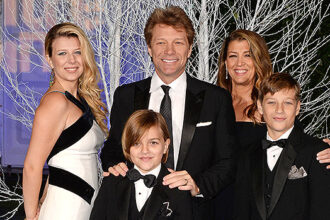 jon bon jovi with his wife and kids
