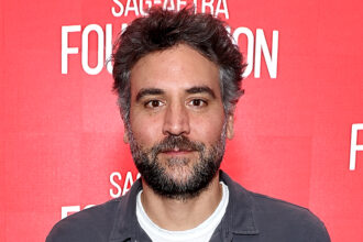 La star di "How I Met Your Mother" Josh Randor reagisce ai fan che si lamentano del suo personaggio Ted Mosby