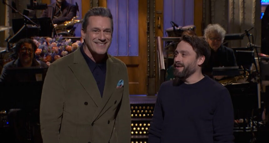 Kieran Culkin interrompe il monologo "Saturday Night Live" di Jon Hamm, scherza su ciò che è nei suoi pantaloni grigi - Guarda ora!