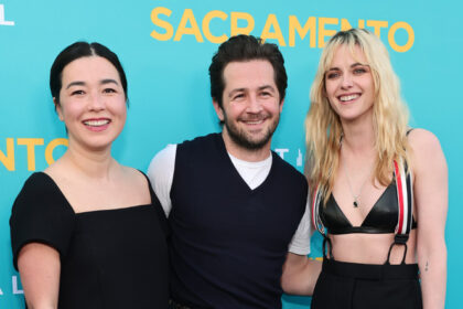 Kristen Stewart indossa il reggiseno top e le bretelle per la prima di "Sacramento" con Michael Angarano e Maya Erskine