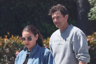 Ashton Kutcher esce a Beverly Hills con la moglie Mila Kunis dopo aver filmato "The Beauty" a Venezia