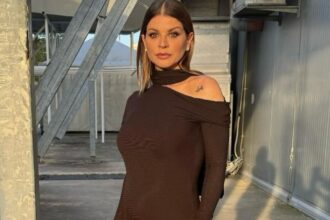 Alessandra Amoroso col pancino di 4 mesi negli studi di 'Amici': dalla seconda mamma Maria De Filippi in attesa del parto a settembre - Gossip.it