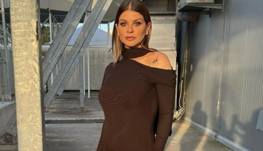 Alessandra Amoroso col pancino di 4 mesi negli studi di 'Amici': dalla seconda mamma Maria De Filippi in attesa del parto a settembre - Gossip.it