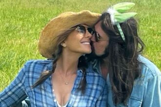 Il padre di Miley Cyrus e l’attrice Elizabeth Hurley sono una coppia? La foto fa scattare i gossip