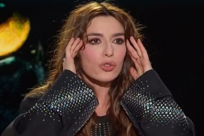 Sabrina Impacciatore rivela che un cantautore famoso ci ha provato con lei e pensava che potesse essere un trans non operato: il racconto - Gossip.it