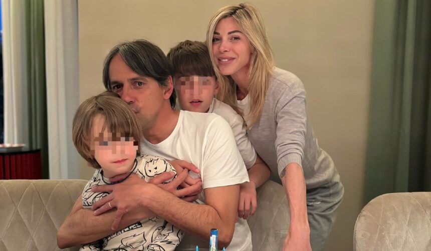 Simone Inzaghi festeggia 49 anni a casa con la moglie Gaia Lucariello e i figli Lorenzo e Andrea - Gossip.it