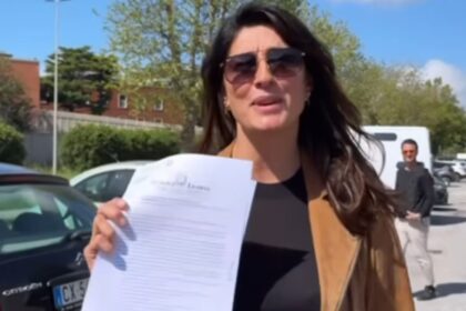 ''Ci hanno rubato tutto'': Elisa Isoardi mostra la denuncia dopo il furto di telefono, carte di credito e documenti, cosa è successo - Gossip.it