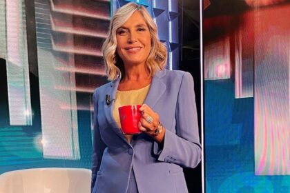 ''Dolori lancinanti per più di due mesi'': Myrta Merlino rivela per la prima volta il motivo delle sue frequenti assenze a Pomeriggio 5 - Gossip.it