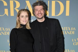 L'attrice Greta Scarano mostra il pancione sul red carpet insieme al marito Sydney Sibilia, foto - Gossip.it
