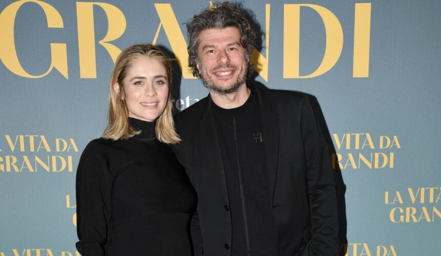L'attrice Greta Scarano mostra il pancione sul red carpet insieme al marito Sydney Sibilia, foto - Gossip.it