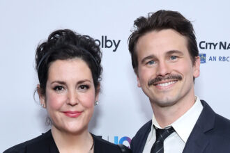 Melanie Lynskey rivela la reazione del marito Jason Ritter all'attenzione che riceve dalla comunità lesbica