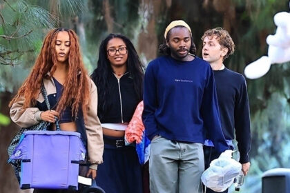 Malia e Sasha Obama hanno visto godendosi un picnic di domenica di Pasqua con gli amici a Los Angeles