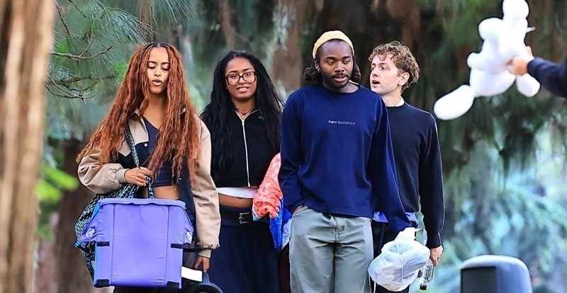 Malia e Sasha Obama hanno visto godendosi un picnic di domenica di Pasqua con gli amici a Los Angeles