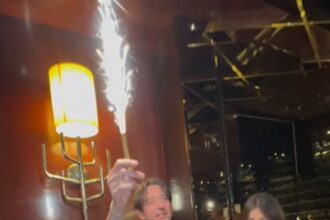 Francesco Oppini festeggia 43 anni con una cena tra amici: baci con la fidanzata Francesca e balli scatenati sulle sedie, guarda - Gossip.it