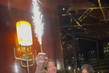 Francesco Oppini festeggia 43 anni con una cena tra amici: baci con la fidanzata Francesca e balli scatenati sulle sedie, guarda - Gossip.it