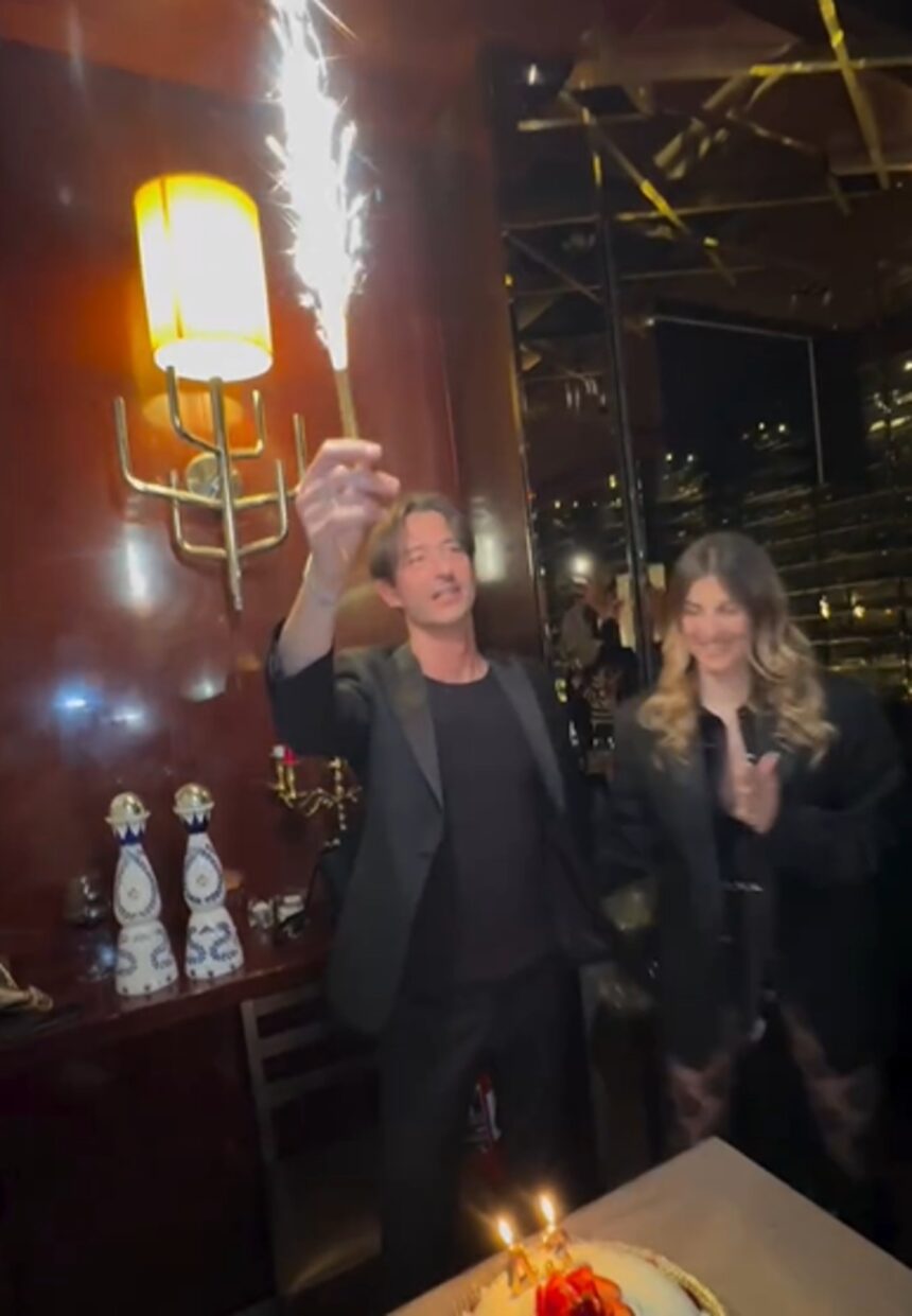 Francesco Oppini festeggia 43 anni con una cena tra amici: baci con la fidanzata Francesca e balli scatenati sulle sedie, guarda - Gossip.it