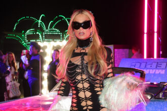 La storia dietro l'abbigliamento di Paris Hilton per Neon Carnival mostra che si preoccupa davvero di aiutare le persone