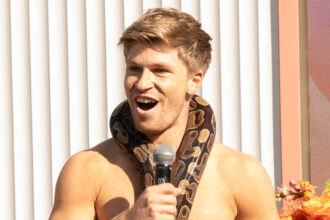 Robert Irwin diventa senza camicia, porta Snake al Get Real Event di Hulu per annunciare il casting "DWTS"