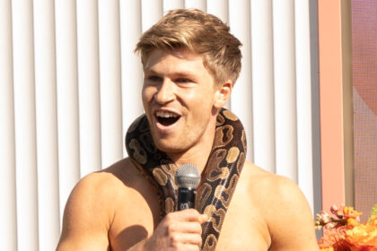 Robert Irwin diventa senza camicia, porta Snake al Get Real Event di Hulu per annunciare il casting "DWTS"