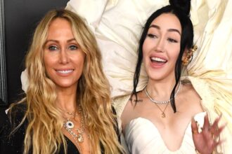 NOAH CYRUS Dettagli La relazione di Fiancé Pinkus con Tish Cyrus