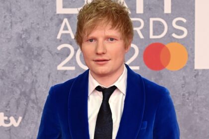 Shirtless Ed Sheeran dà un'occhiata rara al suo pieno tatuaggio del torace arcobaleno