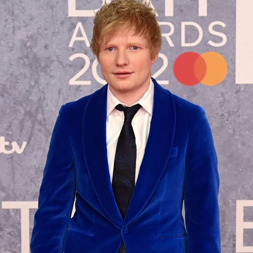 Shirtless Ed Sheeran dà un'occhiata rara al suo pieno tatuaggio del torace arcobaleno