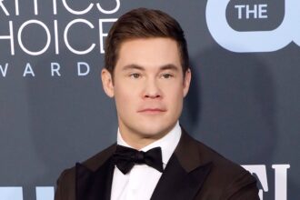 Adam Devine rivela che il suo mignolo è caduto durante il momento della vasca da bagno NSFW