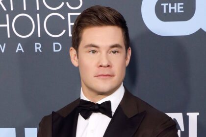 Adam Devine rivela che il suo mignolo è caduto durante il momento della vasca da bagno NSFW