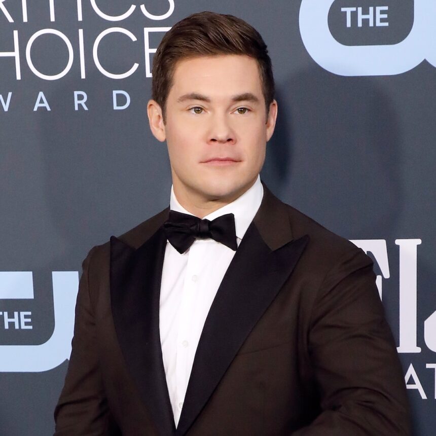 Adam Devine rivela che il suo mignolo è caduto durante il momento della vasca da bagno NSFW