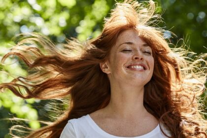 Prolungare il tempo tra tagli di capelli e trattare le estremità split con un must da $ 7