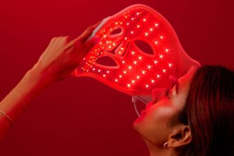 Come ridurre le rughe con terapia con luce rossa, secondo un esperto