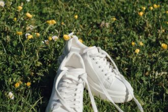 Le migliori scarpe da ginnastica bianche che vanno con tutto, dal denim agli abiti